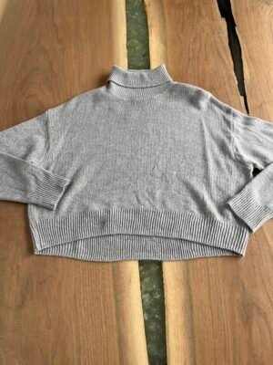 Beau chandail gris chaud TP
Divided