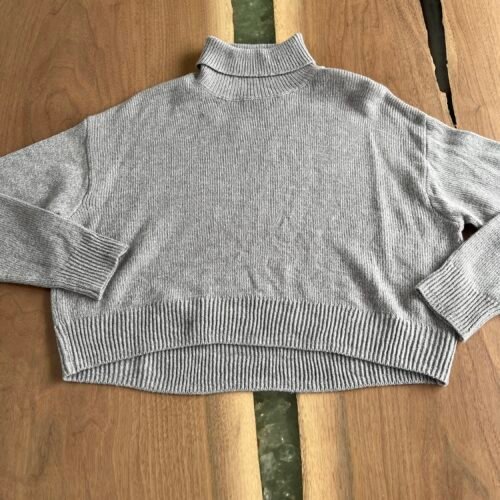 Beau chandail gris chaud TP
Divided