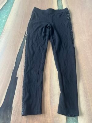 Legging Aka 16 ans
Paillettes noires sur les côtés