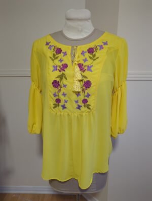 Blouse jaune avec fleurs brodées