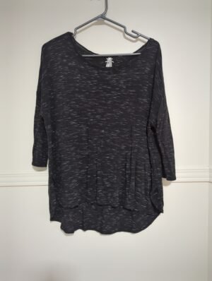 chandail noir et petites lignes blanches, manches 3/4