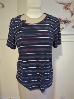 beau t-shirt rayé bleu avec petite boucle, semble large