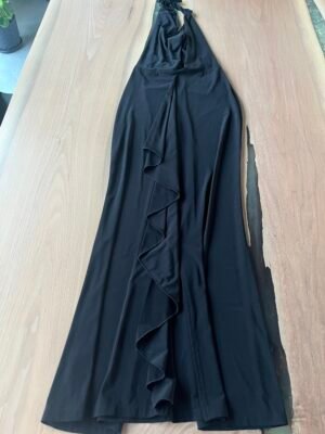 Robe noire chic. Fait P
