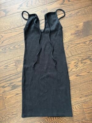Petite robe noir moulante Zara 
écrit (small mais semble plus xsmall)