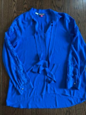 Chandail léger bleu royal dentelle sur les manches