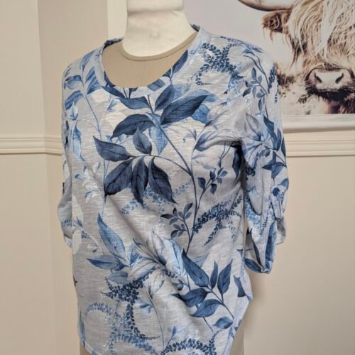 manches 3/4 et fleurs bleues
