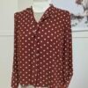 2025/05/1000005601-scaled.jpg blouse couleur rouille avec perles aux manches, semble large