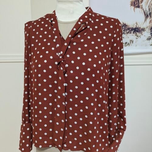 blouse couleur rouille avec perles aux manches, semble large