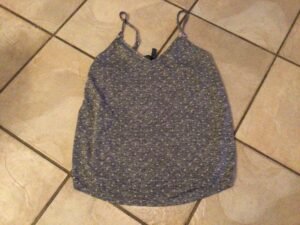 Très belle camisole légère  avec cœurs ♥️ semble médium
