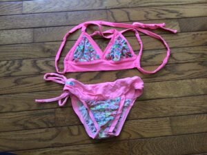 Bikini super beau! Semble 7 ans environ