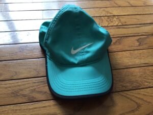 Dri fit NIKE / 2-3 mini tâche de gras mais très peu visibles! Très belle! Fait bien pour ado ou femme