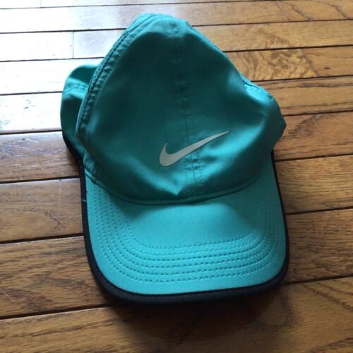 Dri fit NIKE / 2-3 mini tâche de gras mais très peu visibles! Très belle! Fait bien pour ado ou femme