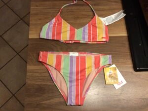 72f93652-66d9-4652-abf1-987bbe3a3009-23997-0000071b38e7a3ff_file Maillot 10 ans jr neuf mais le haut a frotté un peu sur un velcro ou autre, un mini peu pelucheux dans le milieu! Sinon, super!