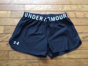 Short UNDER ARMOUR large (semble 12 ans environ)