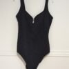 maillot noir avec tissu gaufré, semble medium