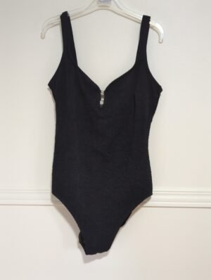 maillot noir avec tissu gaufré, semble medium