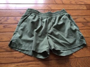 Old navy short kaki 10-12 / un mini fil de tiré à l’arrière mais peu visible! Sinon, impeccable!
