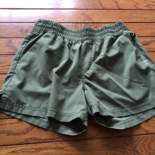 Old navy short kaki 10-12 / un mini fil de tiré à l’arrière mais peu visible! Sinon, impeccable!