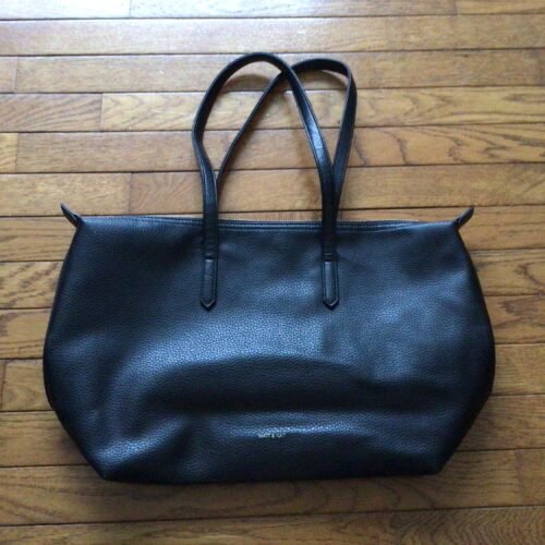 Sac MATT & NATT noir WOWWW! Le zip de la petite poche A L’INTÉRIEUR est à arrange car s’enlève mais sinon IMPECCABLE ❤️❤️❤️❤️❤️