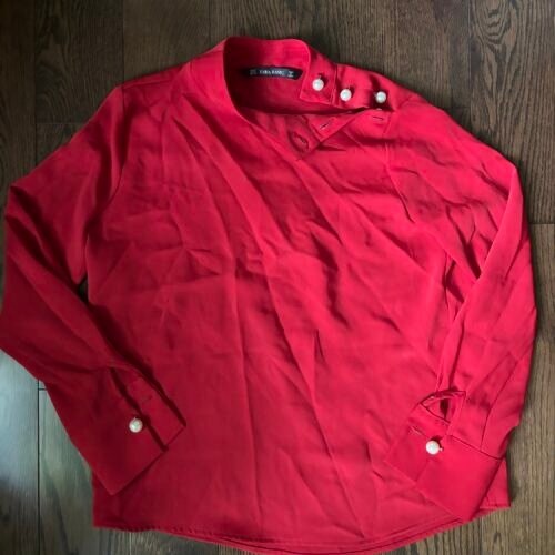 Beau chandail chic Zara rouge
avec boutons 😍