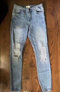 Jeans forever 21 gros trous genoux 
Grandeur 26