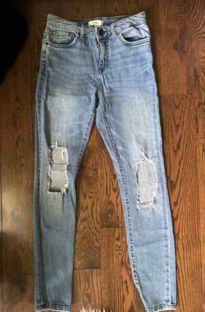 Jeans forever 21 gros trous genoux 
Grandeur 26