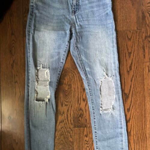Jeans forever 21 gros trous genoux 
Grandeur 26