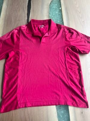Polo sport rouge fait G
Driven