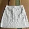 Jupe blanche 10
Contemporaine 
Mini tache à l’avant peu visible et qui pourrait partir au lavage