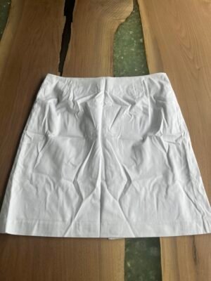 Jupe blanche 10
Contemporaine 
Mini tache à l’avant peu visible et qui pourrait partir au lavage