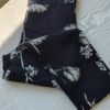 pantalon bleu marin et fleurs