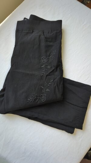 pantalon 3/4 noir avec fleurs brodées