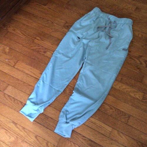 Très beau pantalon uniforme NiaaHinn small / un beau vert un peu plus foncé que sur la photo