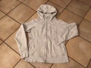 Veste LULULEMON semble médium / un mini accroc sur la manche droite mais ton sur ton donc, invisible!