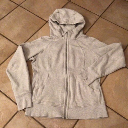 Veste LULULEMON semble médium / un mini accroc sur la manche droite mais ton sur ton donc, invisible!