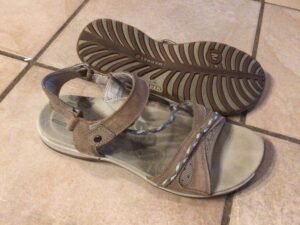 Wow! Sandales MERRELL semblent gr 8 / super confo!