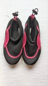 souliers d'eau rose et noir gr 11