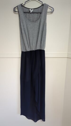 robe fendue grise et bleu