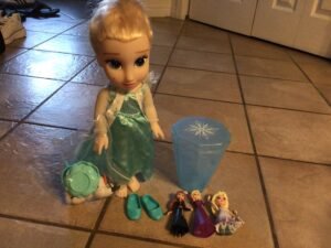 Reine des neiges et accessoires/ petites taches de crayons sur le visage côté droit mais super belle!