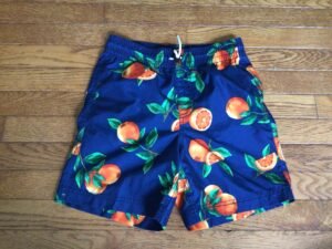 Super beau maillot Old navy 10-12 / 3-4 petites lignes blanches a l’endos du maillot mais reste super beau!