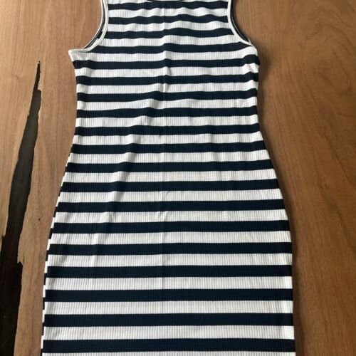 Robe noire et blanche M
Shein
