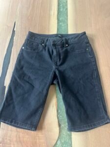 Short denim noir 1822. Taille 8