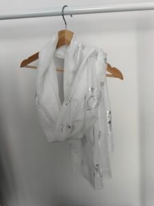 Foulard blanc avec papillons argentés
