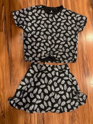 Chandail (12) et jupe shorts (10) Tag