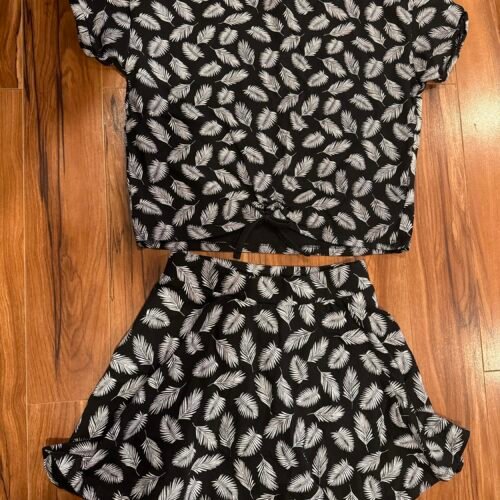 Chandail (12) et jupe shorts (10) Tag