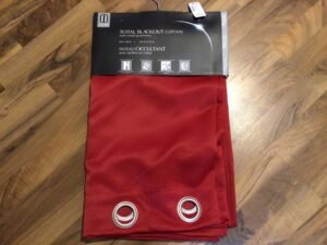 Un panneau de rideau neuf 84 pces de haut