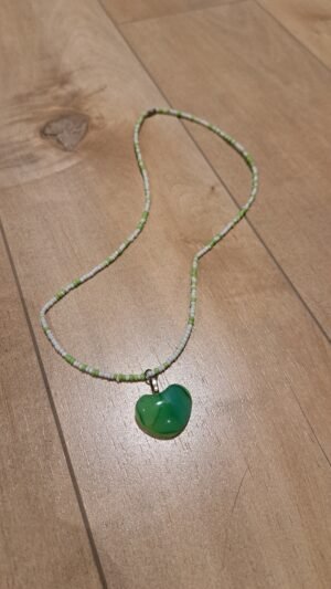 Collier vert - jeune fille