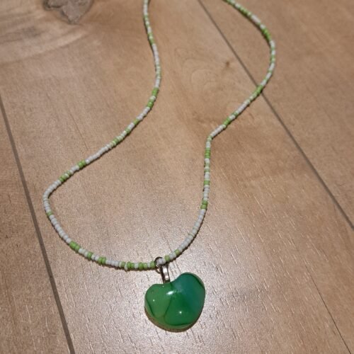 Collier vert - jeune fille
