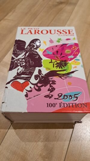Dictionnaire Le petit Larousse illustré 2005, couverture abîmée, mais l'intérieur belle qualité