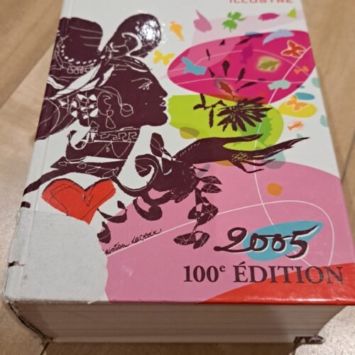 Dictionnaire Le petit Larousse illustré 2005, couverture abîmée, mais l'intérieur belle qualité